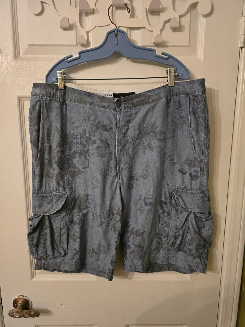 Zara Men's Cargo Shorts in Blue-Gray Floral